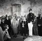 Ingegärd Edling informerar om Källa gamla kyrka inför Kalmar läns fornminnesförenings utflykt på Öland 23/9 1972.