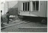 Areskogska husets flyttning 30.9. - 3.10. 1970. Den ursprungliga tomten i kvarteret Apotekaren och husets baksida.