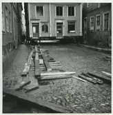 Areskogska husets flyttning 30.9. - 3.10. 1970. Huset på Västra Sjögatan.