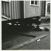 Areskogska husets flyttning 30.9. - 3.10. 1970. Detalj av uppallningen.