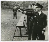 Kalmar, Törneby, F12. Skjutövning med handeldvapen, överste Carlgren närmast kameran.