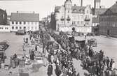 Demonstrationståg på Stortorget i Kalmar. Troligen 1:a maj då det verkar vara fackliga fanor.