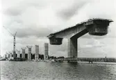 Vy från byggandet av Ölandsbron. Här ser man att pelarna gjöts först varefter själva vägbanan gjöts mot pelarna.