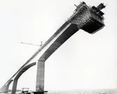 Vy från byggandet av Ölandsbron. Här ser man hur vägbanan på högbron gjuts från vagnar som, hängande under bron, matades fram från pelare till pelare. I bildens vänstra nederkant syns den tillfälliga vägbank som byggdes från Svinö och ut i sundet.