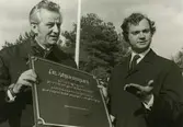 Kung Carl XVI Gustaf (då kronprins)  vid minnestavlan vid tillfället för invigningen av Ölandsbron i september 1972.