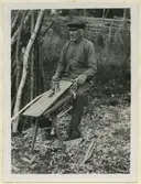 Korgmakaren Johan Ek på torpet Skogstorp utanför Orrefors tillverkar vidjor som ska användas till korgflätning.