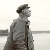 Löjfångst med silhåv i Allgunnen. Fiskaren sprutar ut brödsmulor över vattnet, sedan han sänkt ned håven.