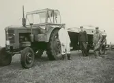 Båttransport på Fäholmen. Rune Nilsson, Karl-Erik Hemmingsson och Gunnar Falk., Glömminge.
