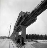 Vy från byggandet av Ölandsbron. In mot Svinö med vägbanken brdvid bron. Vägbanan har börjat gjutas.