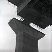 Från byggandet av Ölandsbron. Momentet innan vägbanan når en bropelare. Det gällde att alla uträkningarna stämde!