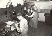 Kalmar Radiobyrå, folk i arbetsrockar som arbetar med radiomontering.