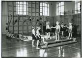 Pojkar och flickor har gymnastik på Rostads folkskoleseminarium.