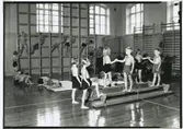 Pojkar och flickor har gymnastik på Rostads folkskoleseminarium.