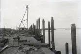 Publicerad i Barometern 1938. Reparation av kaj. Möjligen kan bilden visa anläggandet av kajerna på Finngrundet.