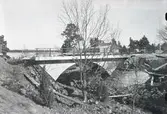 Publicerad i Barometern 1938. Byggande av bro över Dragkanalen.