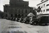 Publicerad i Barometern 1938. Droskstationen på Larmtorget.