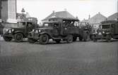 Militära lastbilar, registrerade i Skaraborg, på Stortorget i Kalmar. Bilden är troligen tagen under andra världskriget.