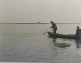 Fiskare i arbete utanför Gunnarstorp.