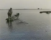 Fiskare i arbete utanför Gunnarstorp.