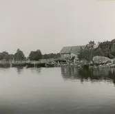 Norra delen av Lögstan och kåsorna där. I fonden John Sjögrens sjöbodar.