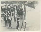 Kung Gustaf V gör sig beredd att stiga i land från pansarskeppet SVERIGE under sitt statsbesök i Tallinn 27 juni 1929.