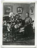 Fru Betty le Grand den 24 augusti 1930. OBS! Porträttet av Axel le Grand på bordet bredvid henne. Hon var född den 24/8 1856.