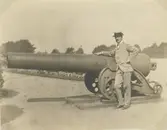 Porträtt av en man från släkten Fornander bredvid en kanon i Buffalo 2 september 1906.