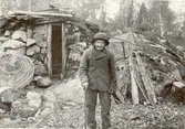 Nisse Bäll framför sin stuga vid Sinnern, Högsby, omkring 1890.