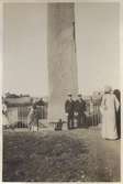 Två svenska sjöofficerare poserar intill oidentifierad obelisk, sannolikt i arabland. Officeren till höger är Gunvald Berger, till vars samling bilden hör. Berger deltog 1925-1926 i pansarkryssaren FYLGIAs långresa till bl a Alexandria och Tunis och 1927 då fartyget seglade till Medelhavet; därvid angjordes bl a Alger.