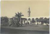 Okänd byggnad samt minaret. Bilden har sannolikt tagits då Berger medföljde pansarkryssaren FYLGIA på dess långresor 1925-1926 och 1927; vid den första resan angjordes bl a Alexandria och Tunis och vid den sistnämnda Alger. Vilken av dessa orter som ses på bilden har dock inte kunnat fastslås.