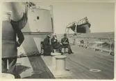 På Sveriges halvdäck 1 augusti 1929 under återresan från kung Gustaf V:s statsbesök i Tallinn och Riga; sittande fr v till h: envoyé Carl Sandgren, Gustaf V och kapten Sven von Heijne; stående i förgrunden till v amiral Carl August Ehrensvärd. Jfr Fo229421A från samma tillfälle.