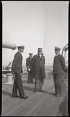Lettiske presidenten Zemgals (i mitten) ombord på pansarskeppet SVERIGE under sitt statsbesök i Sverige 1929. I bakgrunden fartygschefen på SVERIGE kommendörkapten Adolf Mörner. Se även Fo229144A och Fo229264C från samma tillfälle.