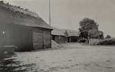Bild från Törnbotten i Algutsrum omkring 1940. Bygatan med lador vid 