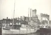 Postångaren Öland och ett annat ångfartyg i Tullhamnen.
