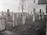 Kyrkogården med gravvårdar av trä.