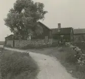 En gård med sadeltak och träfasad i Segerstad.