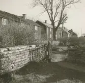 Bostadshus och en stenmur.