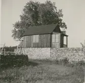 En ateljé vid en stenmur i Segerstad.