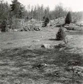 Ängsmark vid en gammal boplats vid landsvägen mellan Hökfors och Sandslätt.
