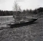 Långsjön, vy vid sjö med en eka i förgrunden.