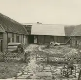 Motiv från gården Södra Runsten 3:1. Observera höfläkten som användes för att blåsa upp löshöet från lasset till loftet.