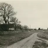 Del av byn, sedd mot söder.