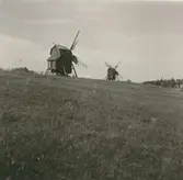 Väderkvarnar på åsen norr om Sörby kyrka.