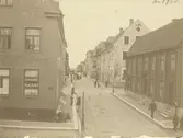 Folkliv på Kaggensgatan år 1900.