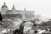 Utgrävning av mur mot Södra kyrkogården vid slottet.
Foto: den 20/11 1932