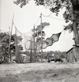 Vy med bottengarn och sjöbod till höger.