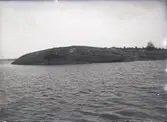 Skallö med korset sett från sjön.
