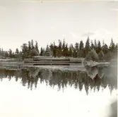 Lastningsställe, kaj vid Sjönäs, där pråmarna förr lade till och lastade virke. Användes ej numera sedan järnvägen kommit till.