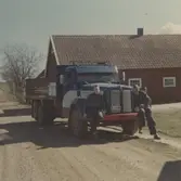 Bröderna Lindström vid sin lastbil i Högsrum, Böhle, Glömminge.