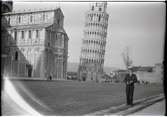 Svensk sjöofficer (fänrik) poserar framför det lutande tornet i Pisa. Mannen är sannolikt Gunvald Berger själv. Msn kan förmoda att bilden tagits då Berger 1925-1926 deltog i pansarkryssaren FYLGIAs långresa, varvid Genua angjordes.